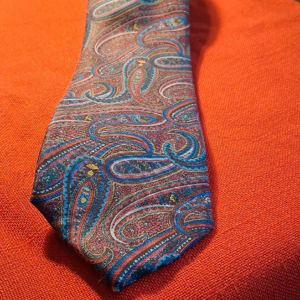 BEAUTIFUL Flying Scotsman Paisley Patterned Tie in Blue and Dark Red